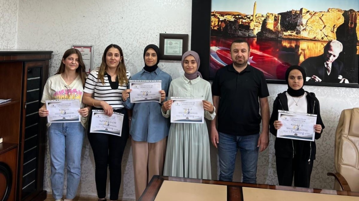  eTwinning projemiz kapsamında özveriyle çalışan öğrencilerimize sertifikalarını takdim ettik.
